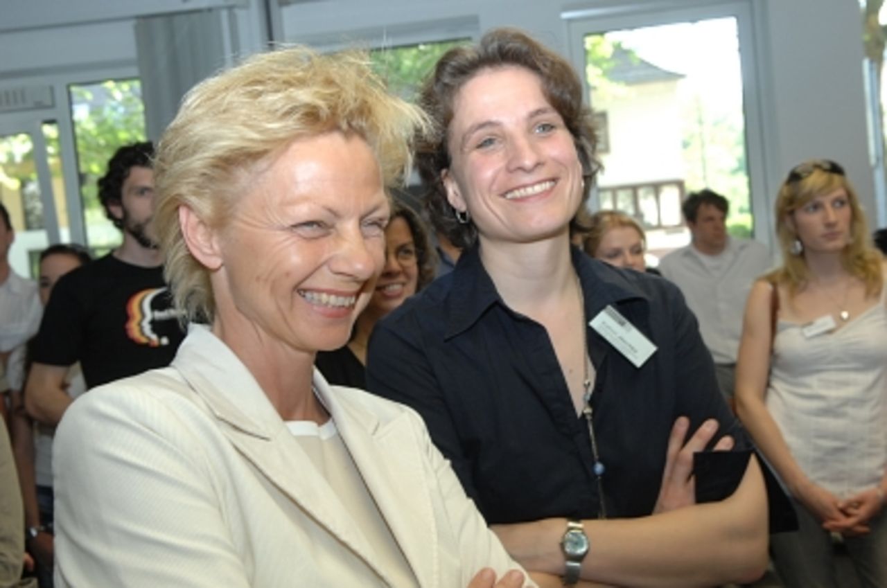 Foto: Schnappschuss, zwei lachende Mitarbeiterinnen