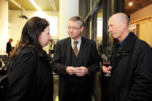 Foto: Drei Besucher im Gespräch