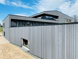 Foto: Hanna Eichler, eichler und eichler architekten GmbH, Alzey Straßenseite mit Lärmschutzwand