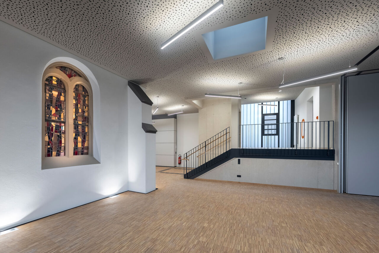 Mehrzweckraum EG mit Foyer und Treppenaufgang