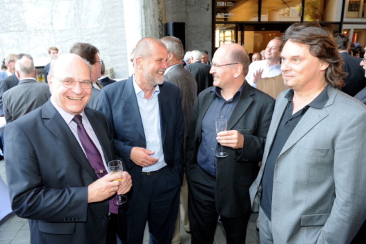 Foto: Vizepräsident Ernst Wolfgang Eichler im Gespräch mit Jochen Hartloff, Minister der Justiz und für Verbraucherschutz und dem Geschäftsführer der Kommunalbau Dr. Hintsch