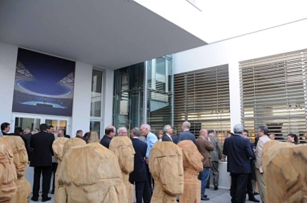 Foto: Plaudernde Menschen im Innenhof des orgel ART museums