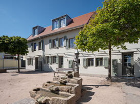 Foto: Thomas Eicken, Thomas Eicken Fotografie, Achern Gebäude 1-3 und Dorfbrunnen