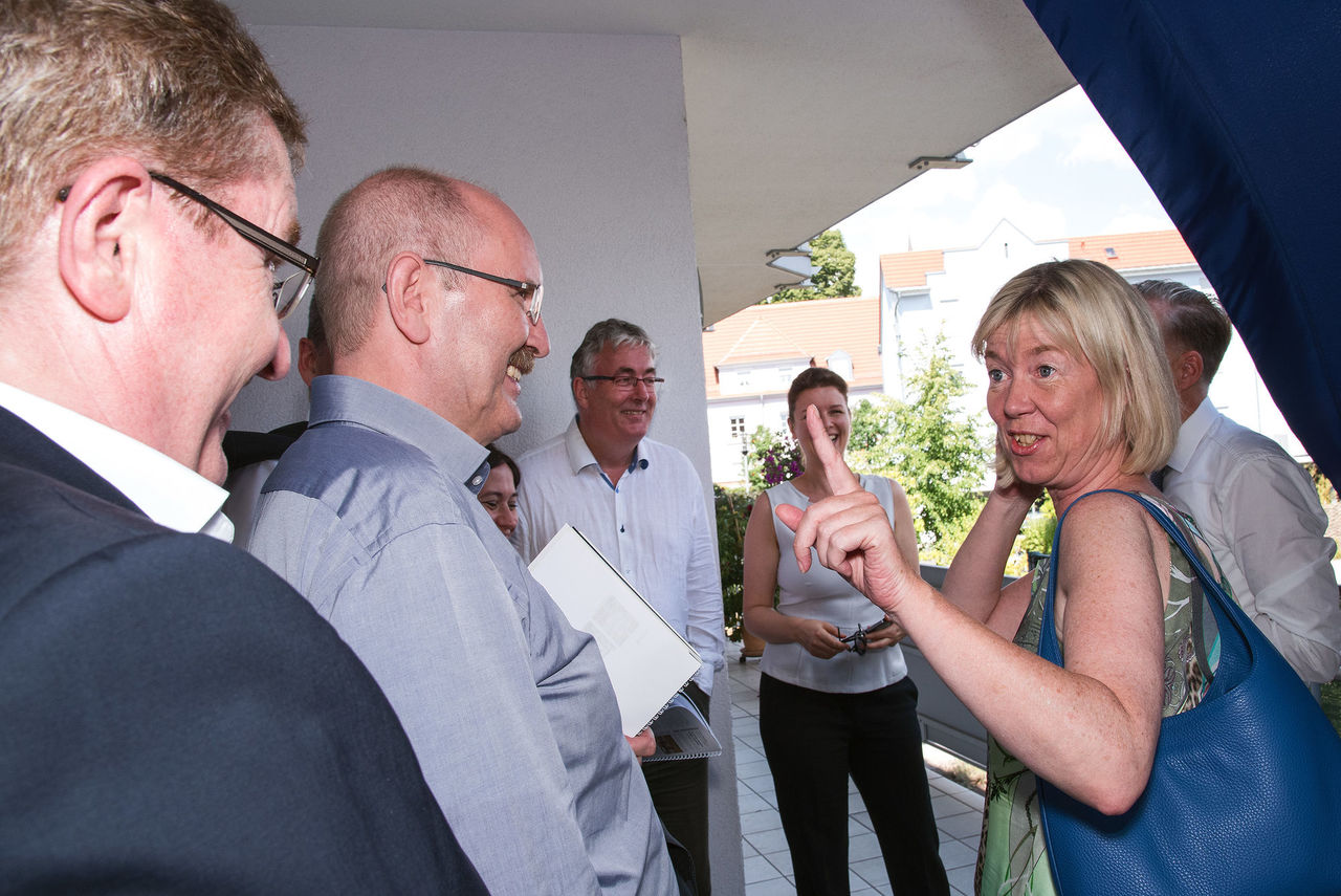 Foto: Finanzministerin Doris Ahnen mit weiteren Teilnehmern bei der Besichtigung der Projektes in Kaiserslautern