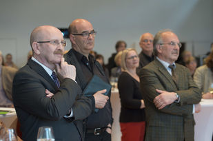 Gerold Reker, Präsident der Architektenkammer Rheinland-Pfalz; Olaf Bartels, Architekturhistoriker und -kritiker und Dr. Rudolf Nickenig, Generalsekretär des Deutschen Weinbauverbandes (von links nach rechts).