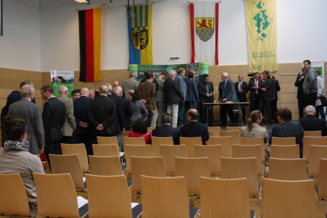 Foto: Anstehend zur Unterschrift - Die mehr als 50 Unterzeichner warten darauf, unterschreiben zu können