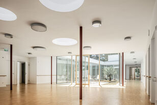 Foto: Daniel Vieser, Daniel Vieser. Architekturfotografie, Hildesheim Hospiz Bad Dürkheim_Gemeinschaftsbereich Innenhof