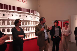 Dr. Marcus Reuter, Direktor des Landesmuseums, gab Einblick in die Gestaltung der Ausstellung „Ein Traum von Rom“.