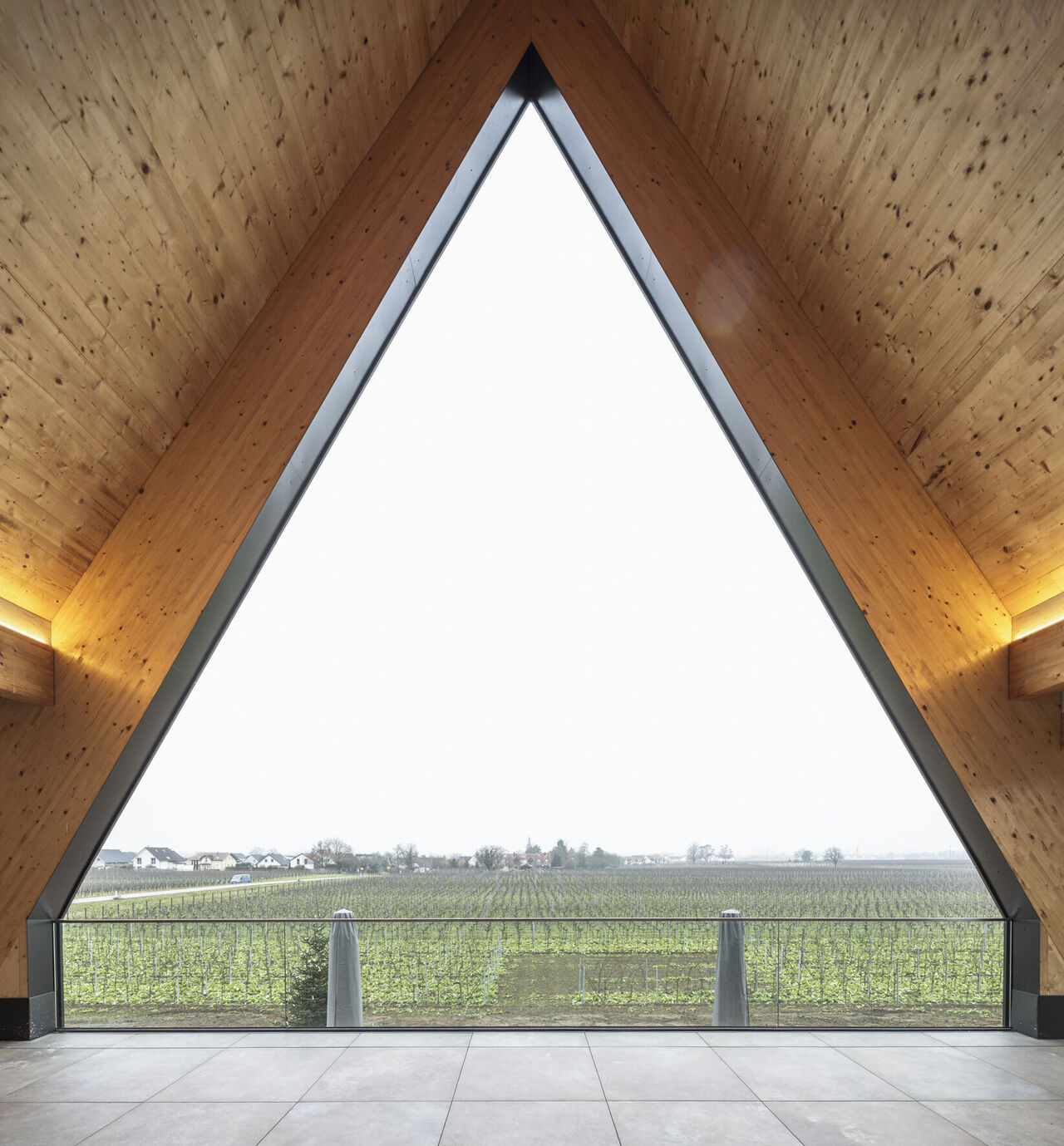 Vinothek Loggia mit Blick auf den Weinort Kleinfischlingen