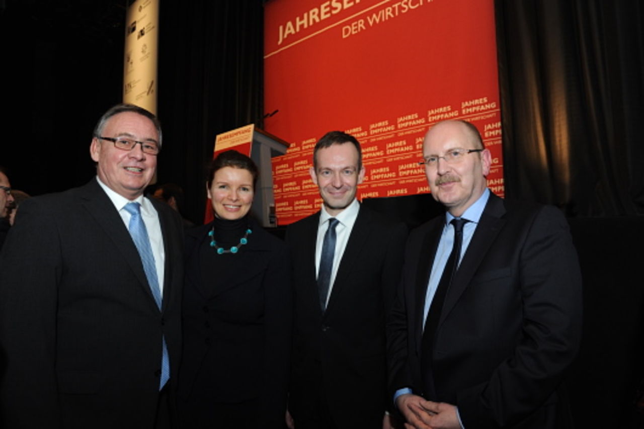 Foto: Hauptgeschäftsführerin Dr. Elena Wiezorek zwischen zwei Herren im Anzug, Präsident Gerold Reker rechts daneben.