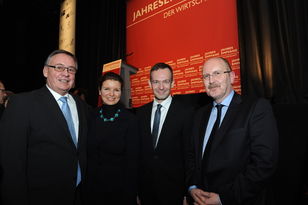 Foto: Hauptgeschäftsführerin Dr. Elena Wiezorek zwischen zwei Herren im Anzug, Präsident Gerold Reker rechts daneben.