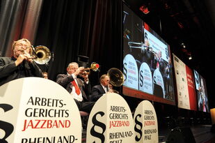 Foto: Die Arbeitsgerichtsband im Bild