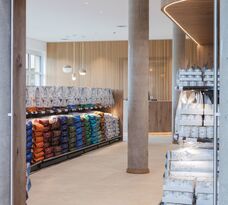 Foto: Florian Faust, tibo ^ architektur , Trier Shop mit Blick auf Kasse