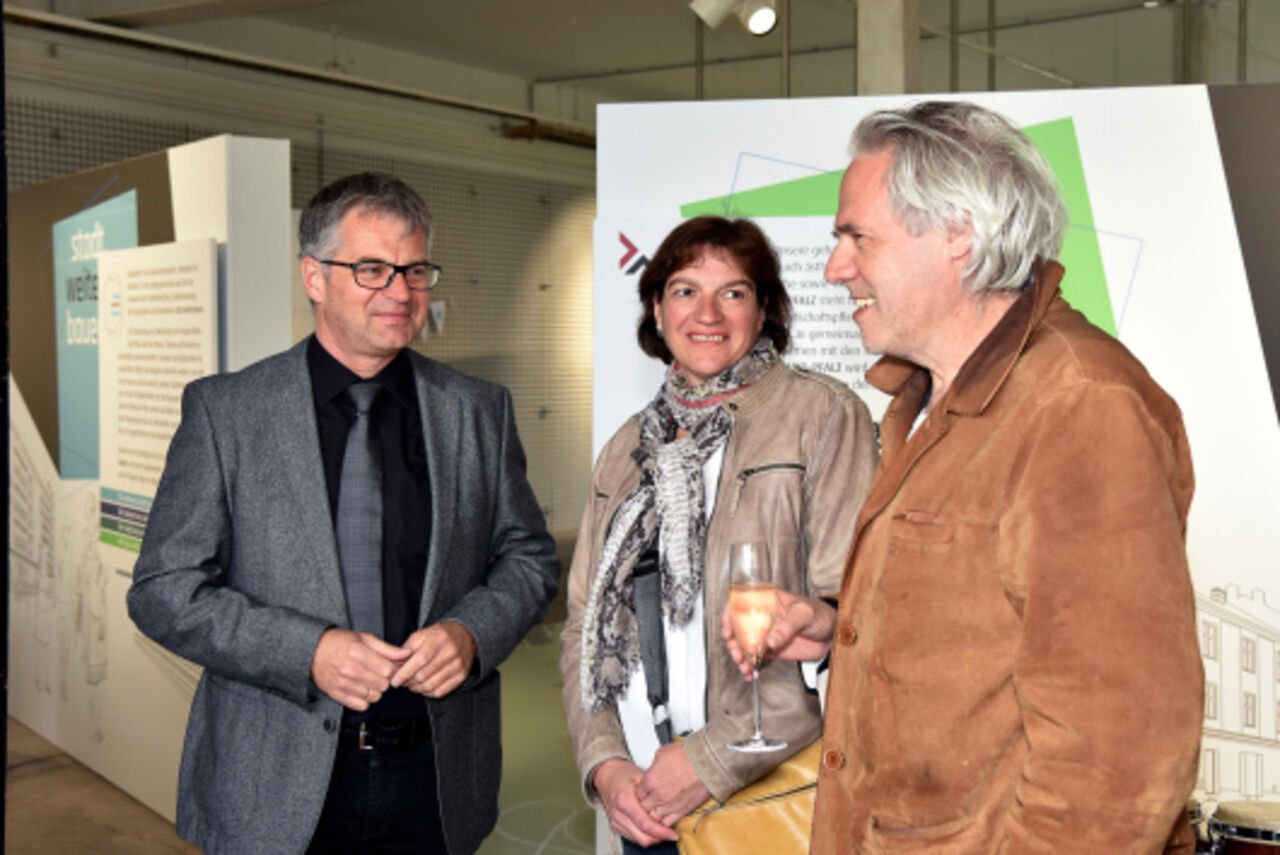 Von links nachrechts fröhlich im Gespräch: Uwe Knauth mit seiner Frau, Wolfgang Sautermeister.