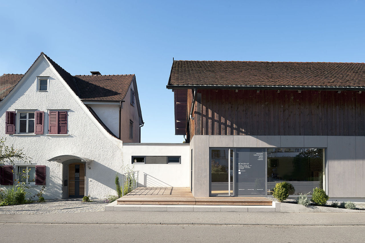 Foto: Blick von der gegenüberliegenden Straßenseite auf das Wohnhaus mit Verbindung zum Wirtschaftsgebäude.