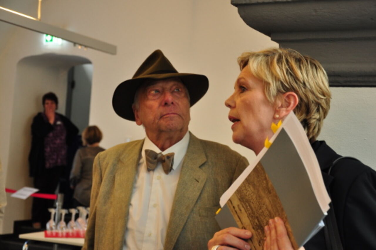 Foto: Architekt Dieter Rumpenhorst und Architektin Sabine Naujack erläutern die Baumaßnahmen.