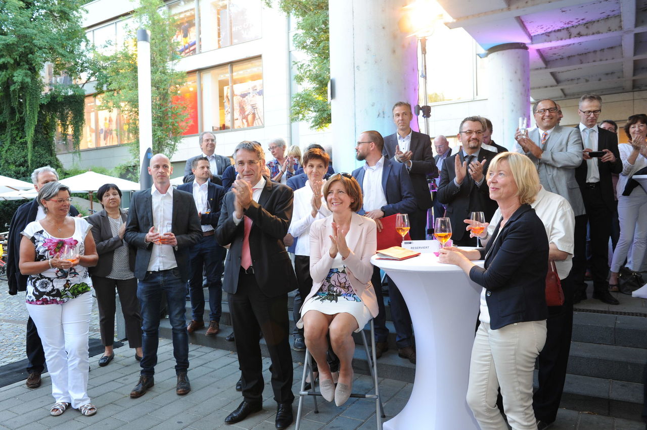 Ministerpräsidentin Malu Dreyer, Bau- und Finanzminsterin Doris Ahnen mit den Gästen des Sommerfestes