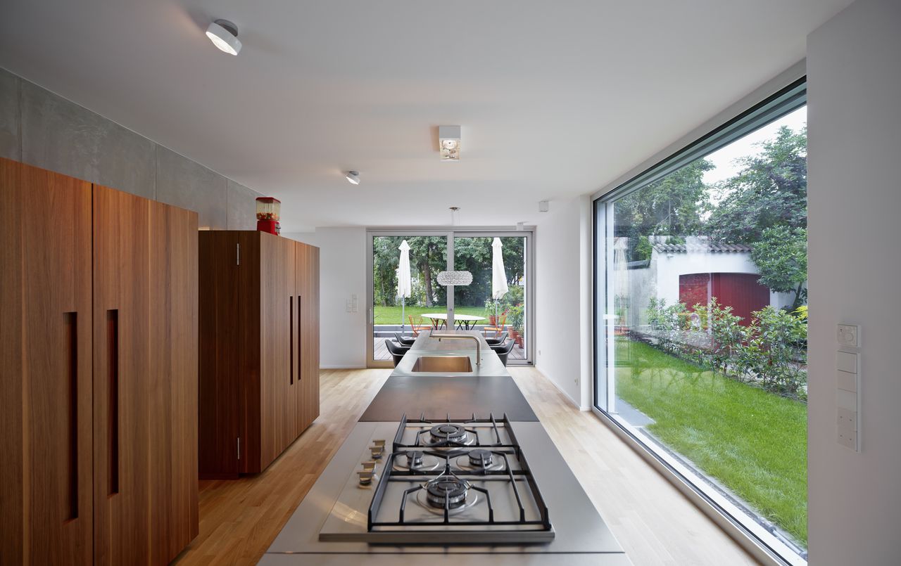 Küche mit bodentiefen Fenstern