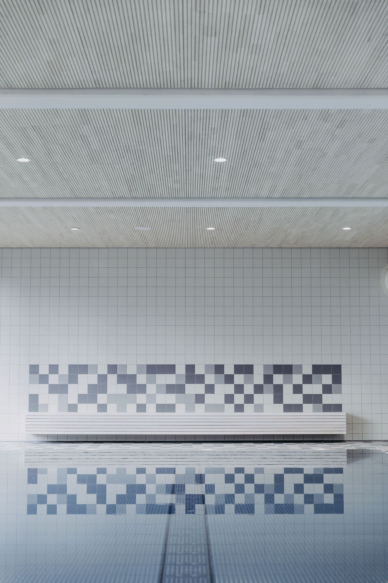 Decke_Sitzbank_Schwimmhalle