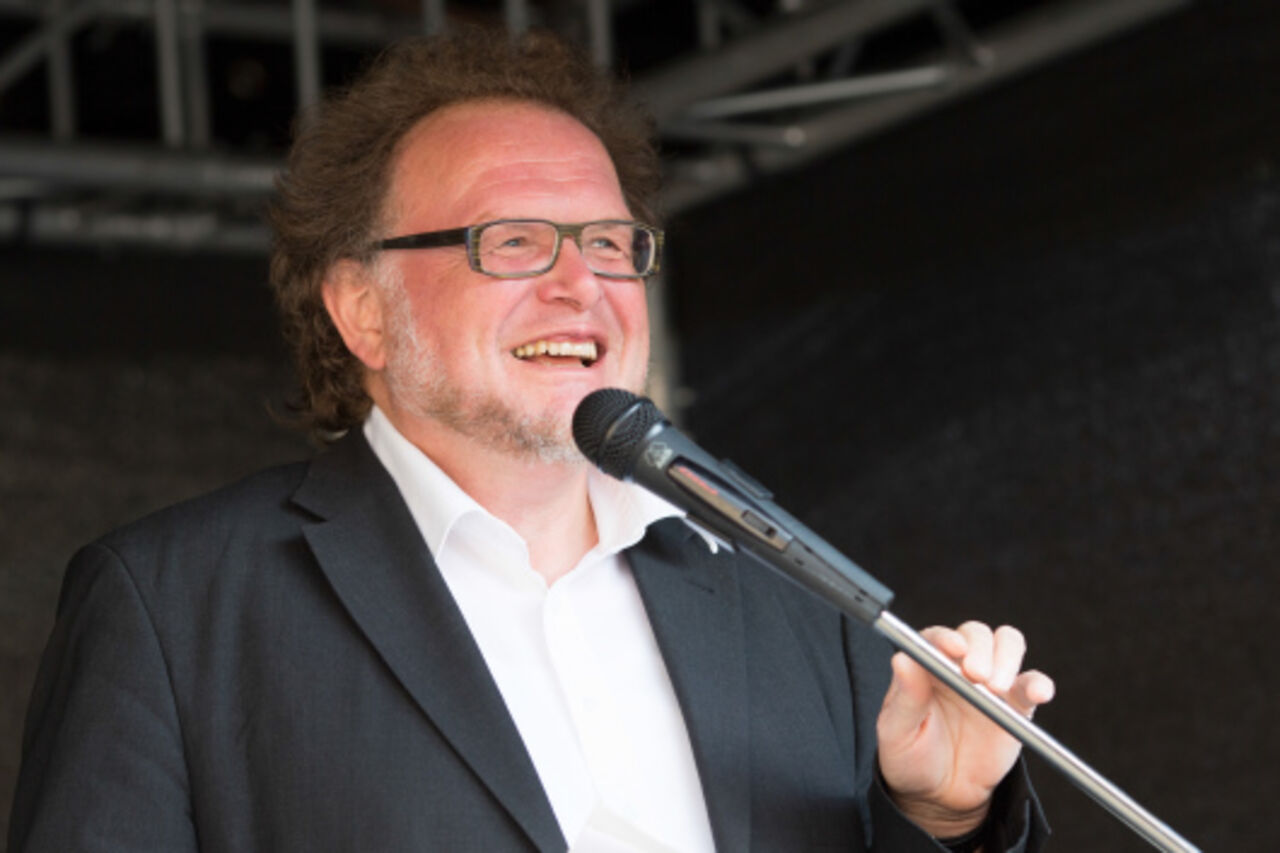 Foto: Thomas Metz, Generaldirektion der GDKE am Mikrophon bei seiner Begrüßung zur Ausstellungseröffnung des Architekturpreises Wein in Koblenz