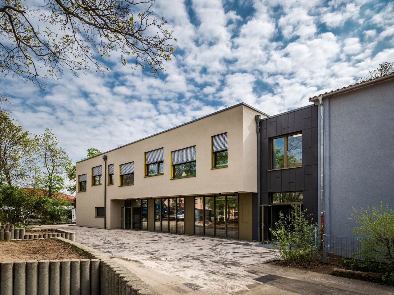 Foto: Thomas A. Berger, www.diebergerdesigner.de, Linkenheim-Hochstetten - Deutschland Hofansicht Erweiterungsbau