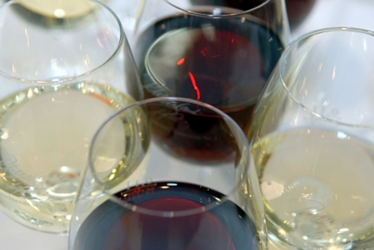 Foto: Weingläser, gefüllt mit Rot- und Weißwein.