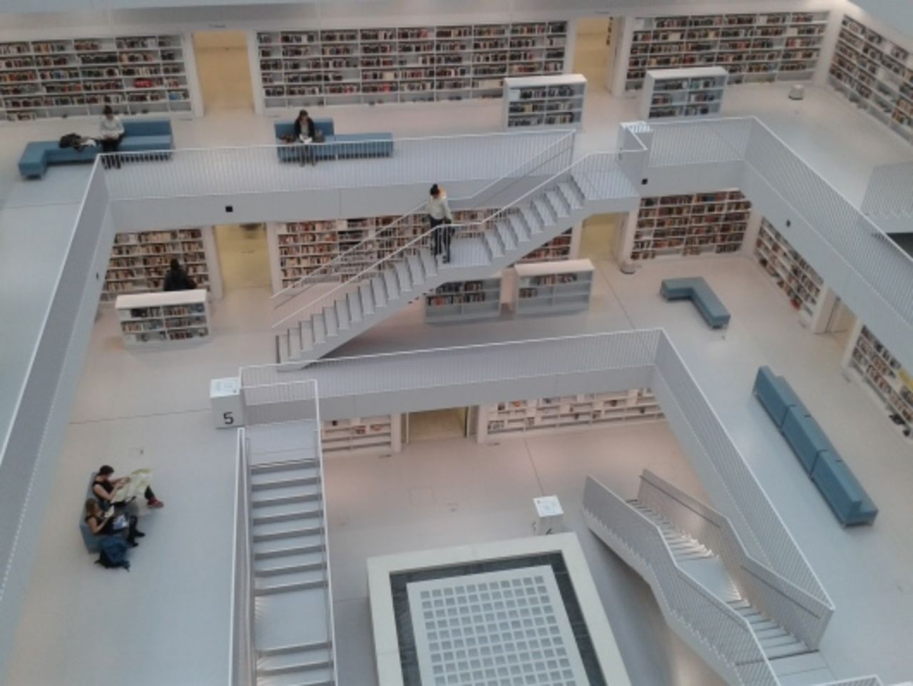 Impression des Innenraumes der Stadtbibliothek im Europaviertel, die in 2011 eröffnet wurde. 