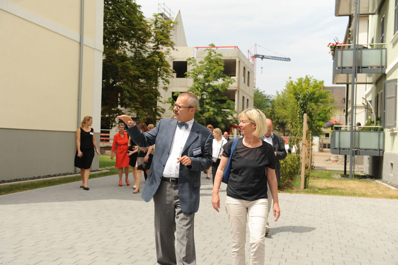 Foto: Ralf Werry und Doris Ahnen besichtigen die Hohenzollernhöfe von außen