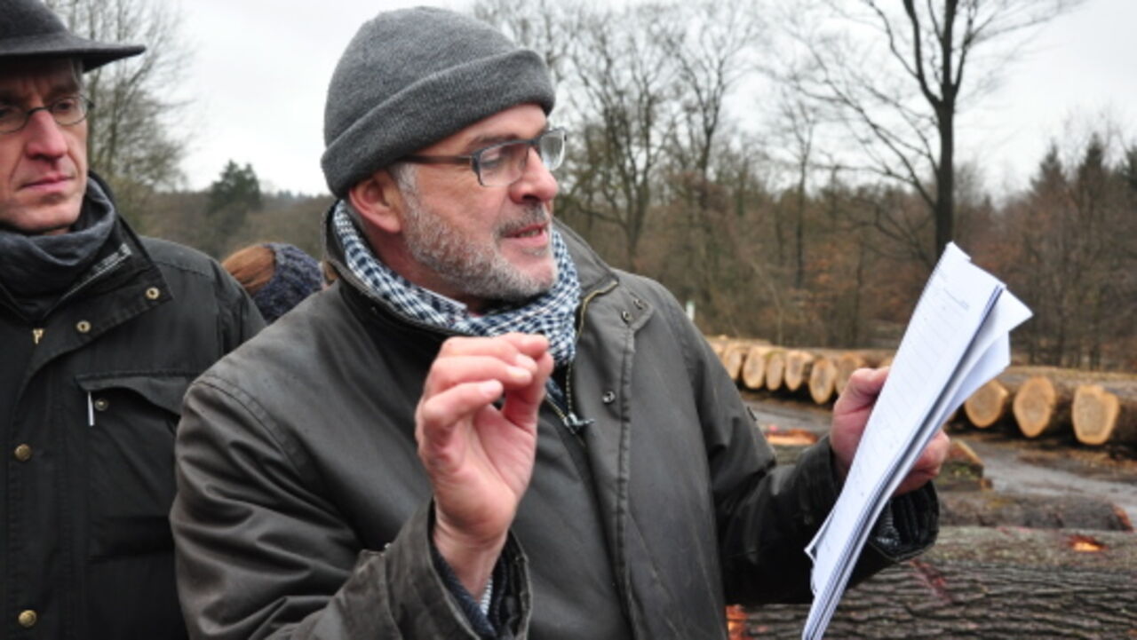 Mann im Wald hält einen Vortrag