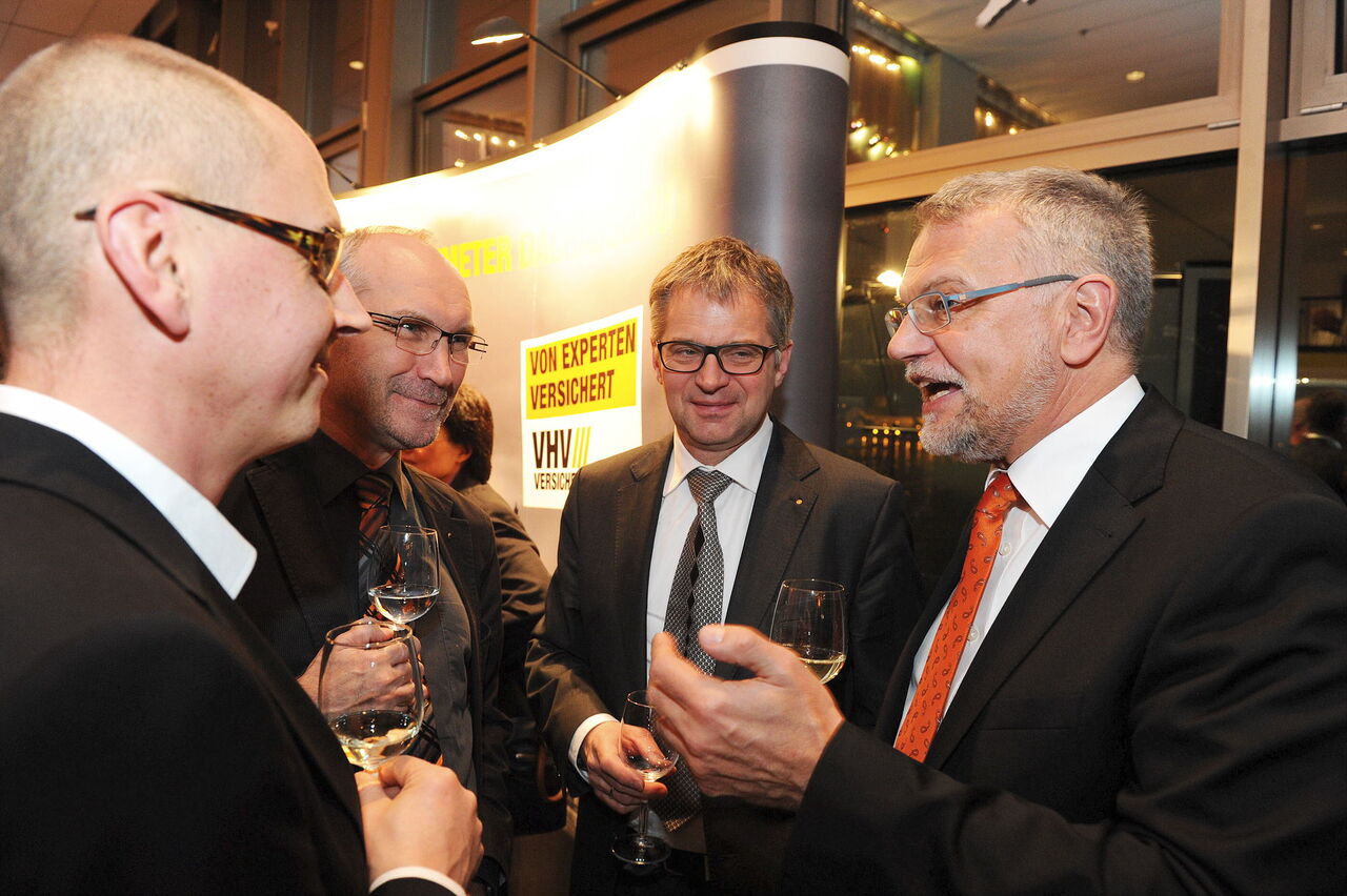 Entspannter Austausch am Stand der VHV im Foyer der Rheingoldhalle