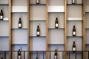 Foto: Linda Blatzek, Trier Detail Weinregal