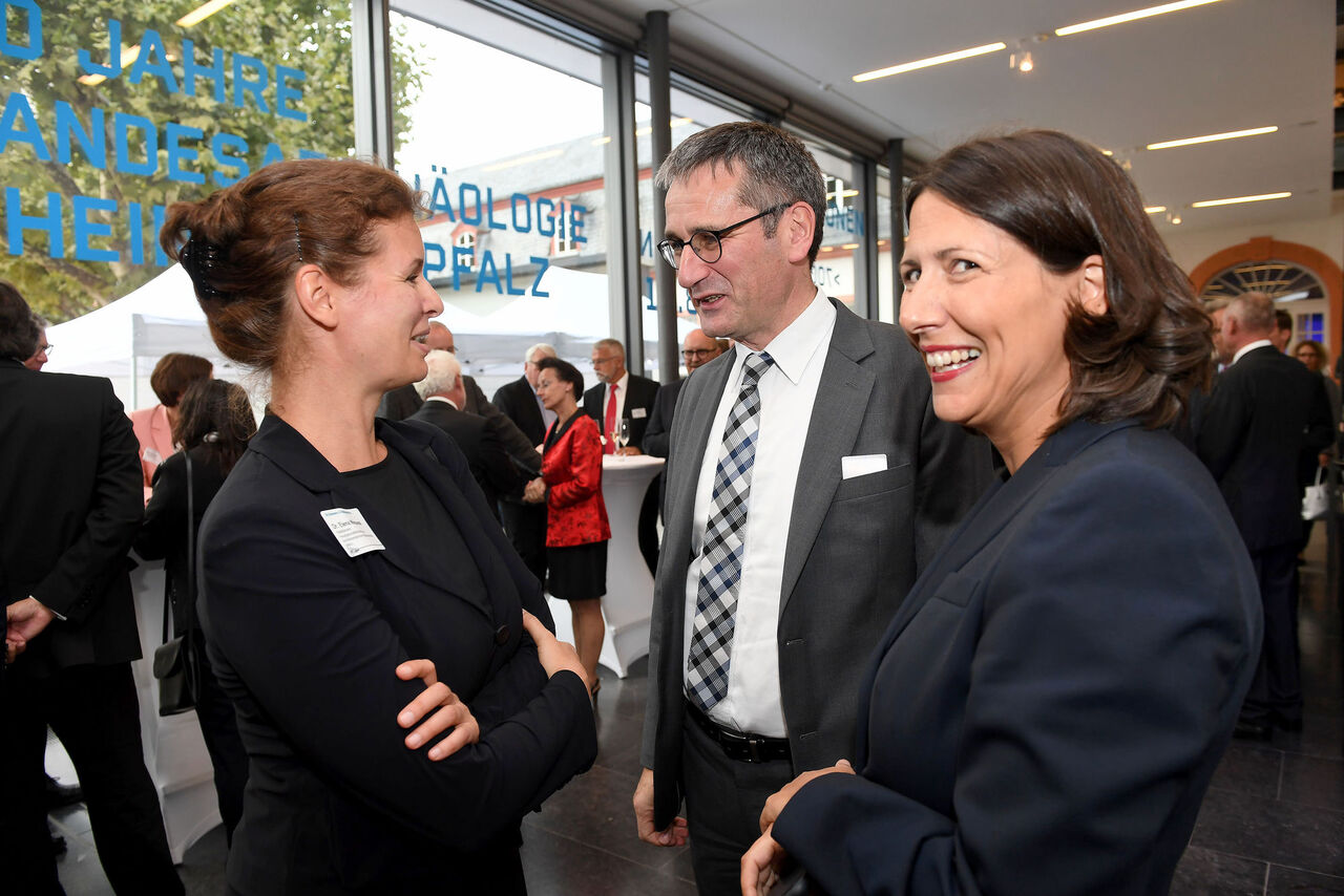 Dr. Elena Wiezorek von der Architektenkammer RLP mit dem Präsidenten des Landtags Hendrik Hering und der Staatssekretärin im Wirtschaftsministerium Daniela Schmitt