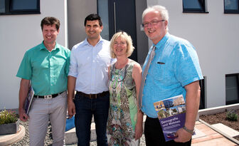 Foto: Harald Westrich, Daniel M. Schäffner, Doris Ahnen, Thomas Wansch vor dem Mehrgenerationenwohnhaus in Otterbach-Sambach