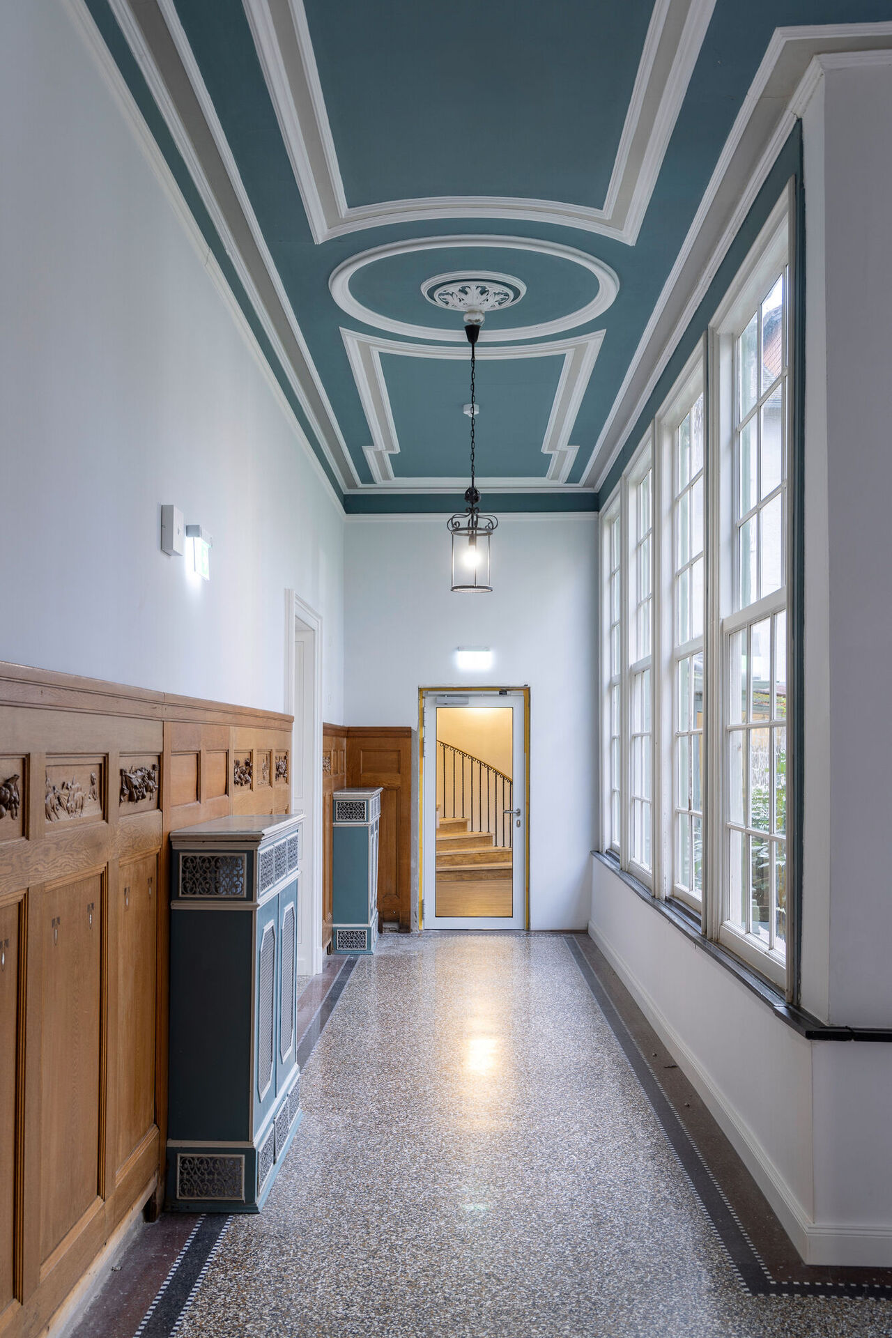 Restaurierte Holzvertäfelung und Terrazzo