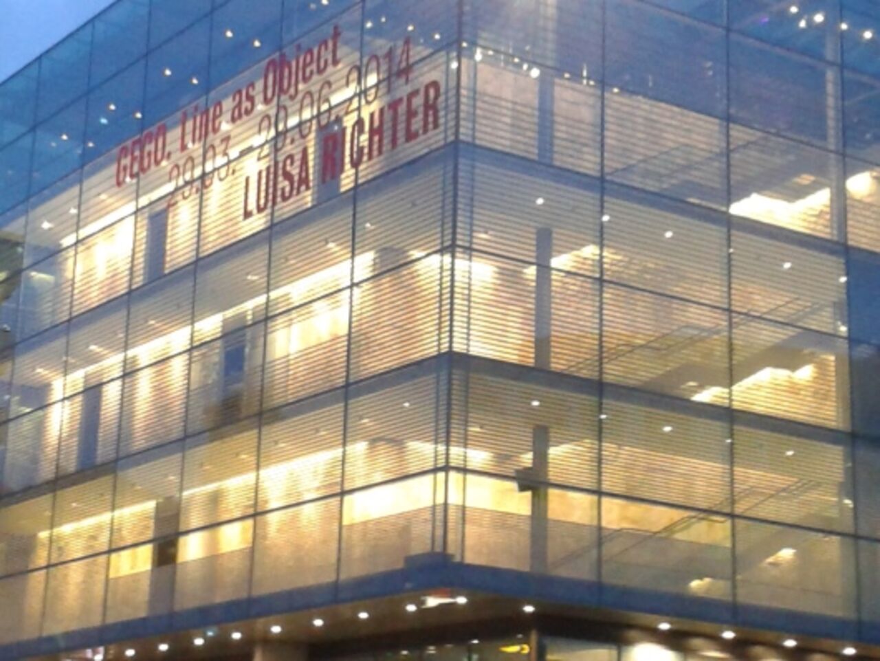 Das Kunstmuseum Stuttgart erleuchtet bei Nacht. Es wurde vom Berliner Architekturbüros Hascher + Jehle entworfen.