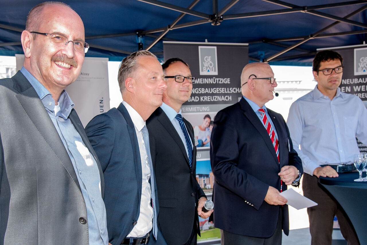 Foto: Gerold Reker, Alexander Rychter, Frank Müller, Karl-Heinz Seeger und Prof. Dr. Salvatore Barbaro besichtigen das Inklusionsprojekt GEWOBAU Bad Kreuznach