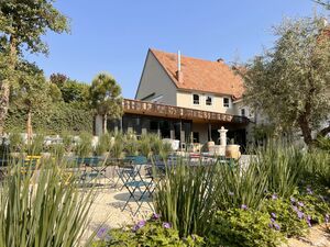 Außenasicht Probierstube vom Garten im Sommer