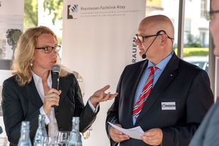 Foto: Oberbürgermeisterin Dr. Heike Kaster-Meurer im Gespräch mit Karl-Heinz Seeger