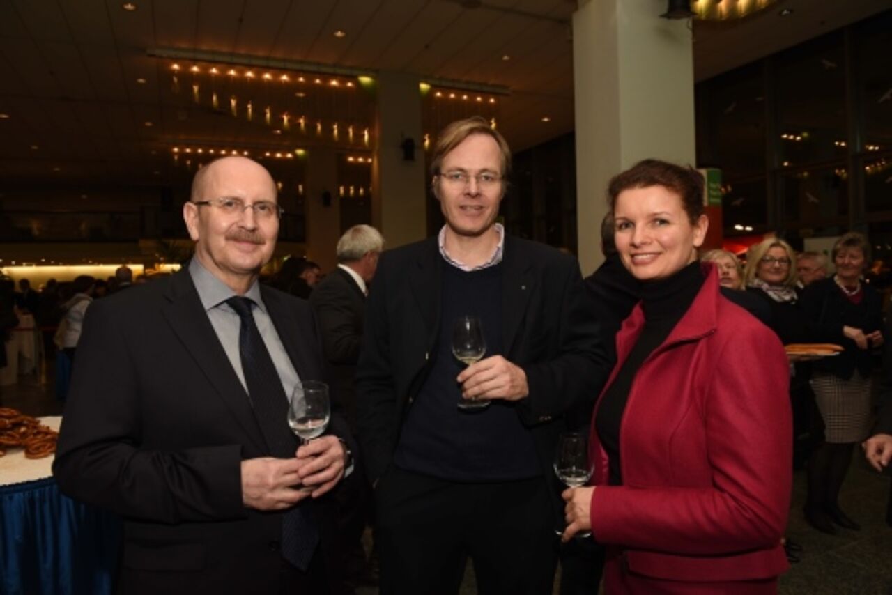 Kammerpräsident Gerold Reker, Architekt Marcus Hille, Hauptgeschäftsführein Dr. Elena Wiezorek im Foyer der Rheingoldhalle