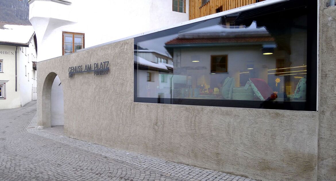 Fassade des Dorfladens mit großer Fensterfront.