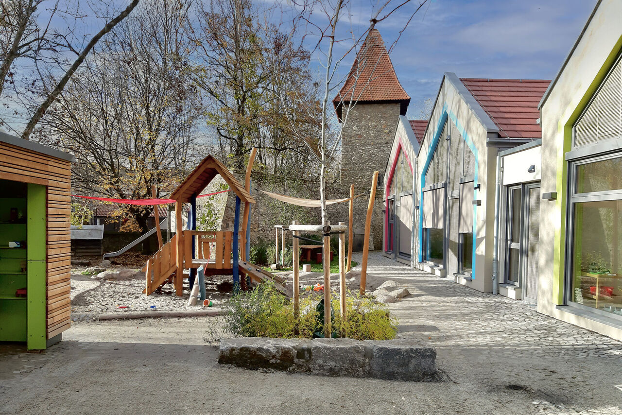 Gruppenhäuser mit Aussenanlage an der Stadtmauer