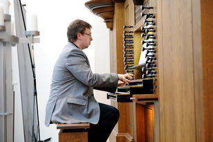 Prof. Thorsten Mäder, Organist an der Orgel 