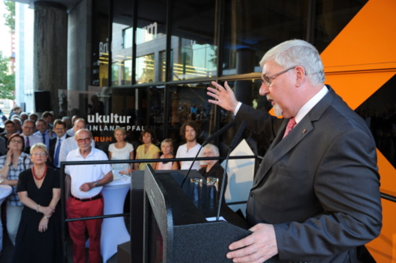 Foto: Landtagspräsident Joachim Mertes, am Rednerpult bei der Begrüßung zum politischen Sommerfest.