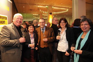 Foto: Fröhliche Runde am Stand der VHV Versicherungen AG im Foyer der Rheingoldhalle