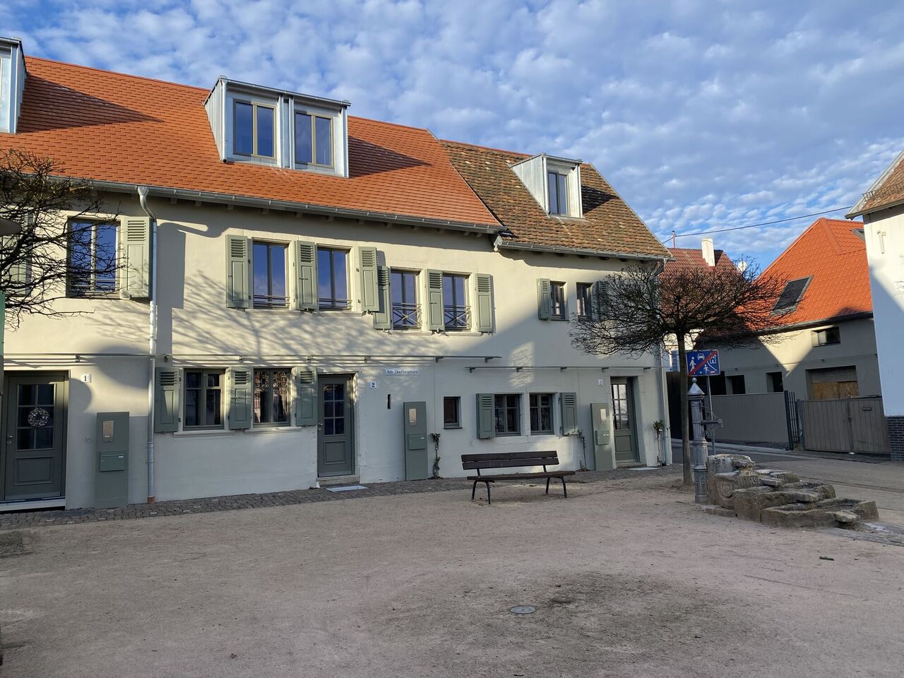 Platzprägende Gebäude "Am Dorfbrunnen"