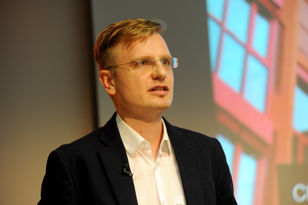 Foto: Andreas Bräuer beim Vortrag.