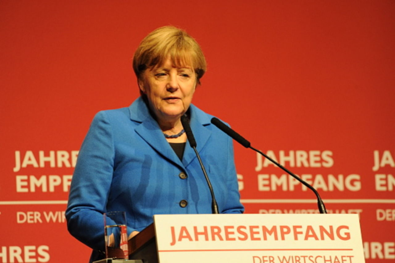 Foto: Bundeskanzlerin Dr. Angela Merkel in mittelblauem Jackett bei ihrer Ansprache am Rednerpult