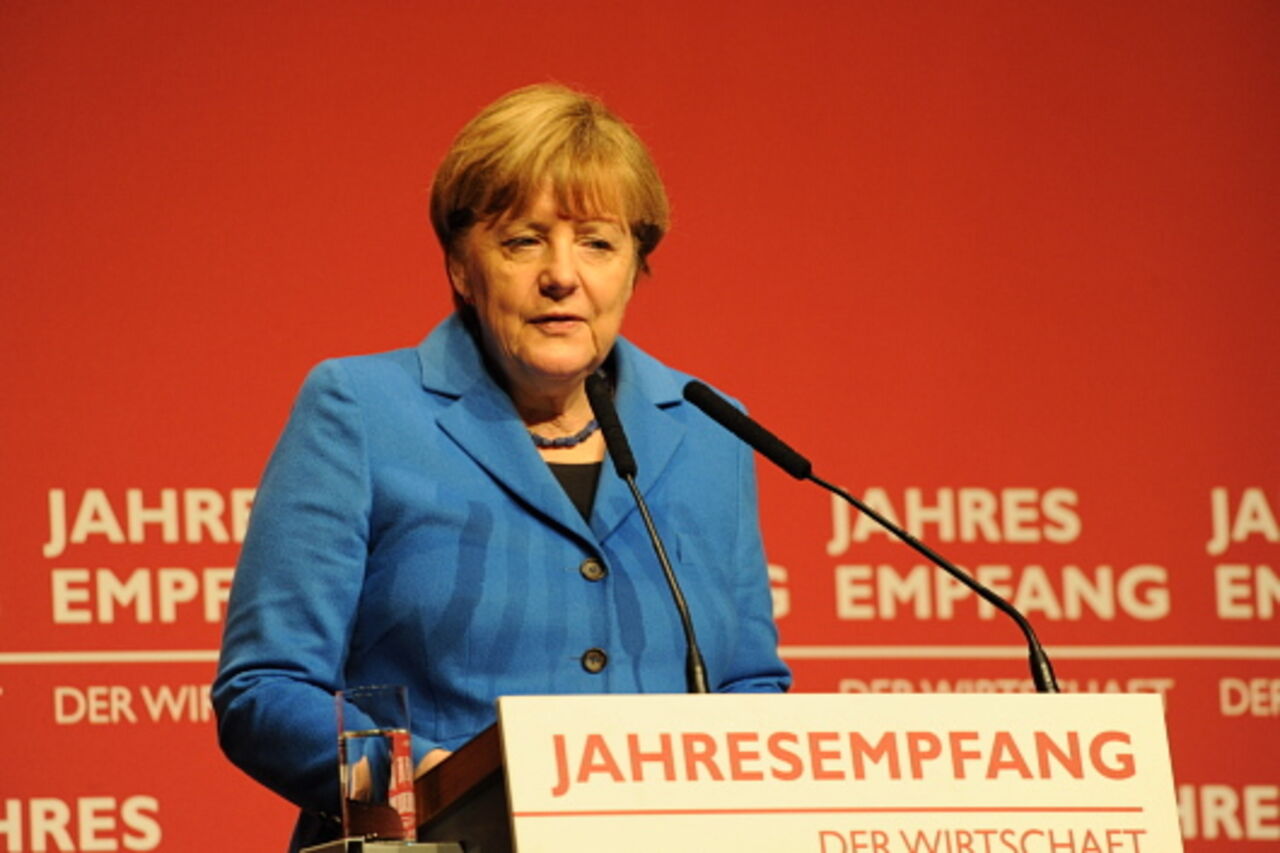 Foto: Bundeskanzlerin Dr. Angela Merkel in mittelblauem Jackett bei ihrer Ansprache am Rednerpult