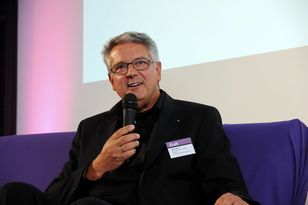 Kammerpräsident Stefan Musil nimmt als erster die lila Couch in Besitz.