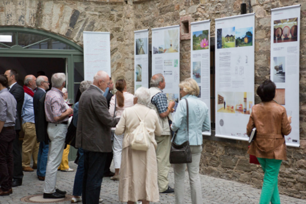 Foto: Die Ausstellung des Architekturpreises Wein 2013 ist bis Ende September in der Langen Linie  auf Ehrenbreitstein zu sehen.